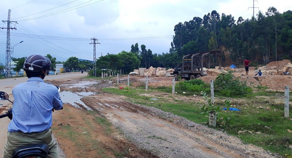 Một cán bộ thuộc chủ đầu tư hạ tầng KCN Phú Tài dẫn chúng tôi đi để chứng kiến đường hư, mương thoát nước bồi lấp, sạt lở do khai thác đá trên núi Hòn Chà.