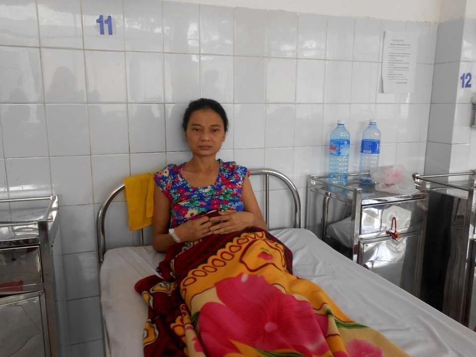 Chị Nguyễn Thị Miên phải “cắm” cả sổ đỏ để chữa bệnh