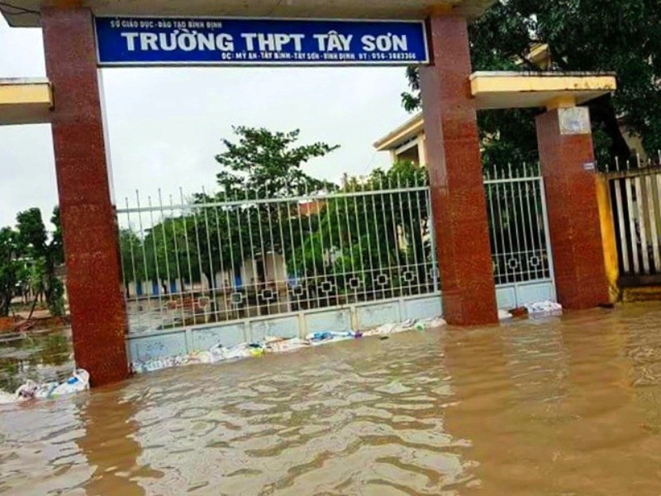Học sinh Bình Định nghỉ học chạy lũ - 1 Nhiều trường học trên địa bàn tỉnh Bình Định ngập nước, học sinh phải học