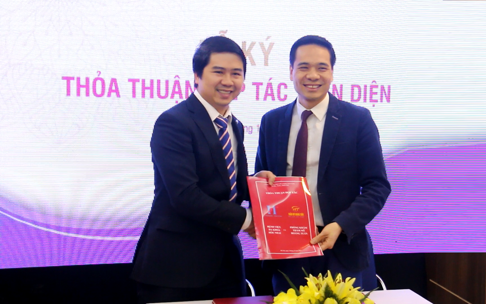 Bệnh viện đa khoa Hòe Nhai hợp tác toàn diện với Thẩm mỹ viện Hoàng Tuấn - 2
Bác sĩ Nguyễn Đức Long và Bác sĩ Hoàng Thanh Tuấn ký Thỏa thuận hợp tác toàn diện giữa 2 đơn vị