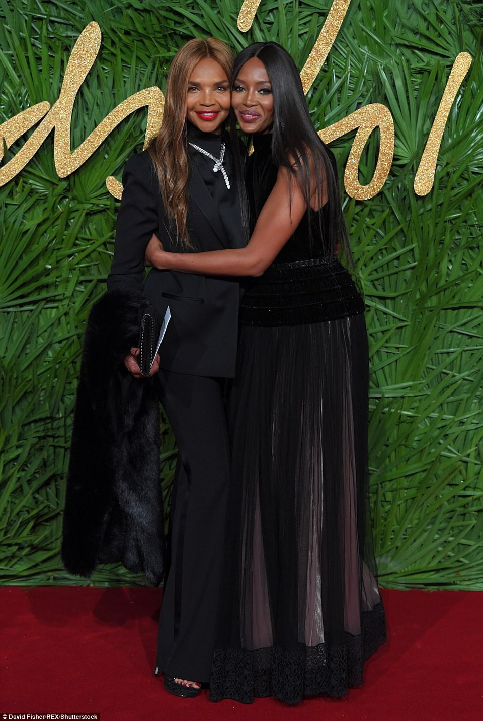 
Naomi Campbell sánh đôi bên mẹ U70 Valerie Morris
