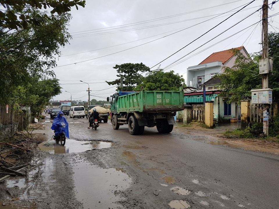 Tạm dừng phục vụ xe tải nặng để sửa đường hư hỏng - 1 Quốc lộ 40B đoạn nút giao lên đường cao tốc xuống cấp nặng