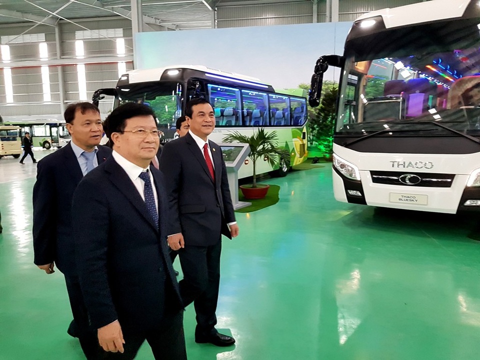Xuất khẩu xe buýt ra thị trường Đông Nam Á - 1 Phó Thủ tướng Trịnh Đình Dũng tham quan nhà máy ô tô buýt Thaco