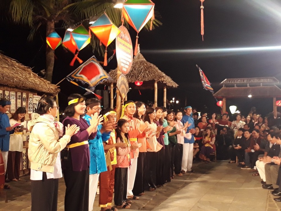 Nghệ nhân hô Bài Chòi Hội An hội tụ mừng sự kiện thành Di sản thế giới - 1
Các thế hệ nghệ nhân hô hát Bài Chòi đã nhau cùng biểu diễn trong sự kiện chào mừng Bài Chòi trở thành Di sản văn hóa phi vật thể
