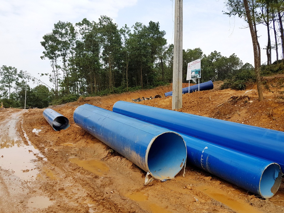 Dân phản đối đào đường đặt ống nước, chính quyền lúng túng - 1 Tuyến ống nước từ hồ Phú Ninh về vùng Đông phục vụ công nghiệp đang tiến hành lắp đặt