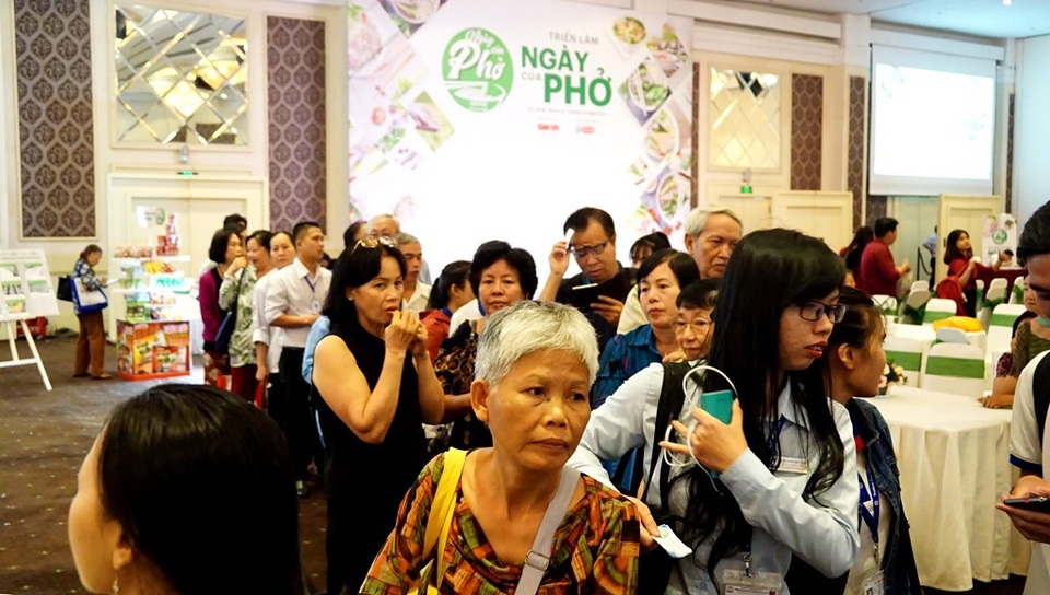 Thực khách thích thú “chạm tay” vào lịch sử của sợi phở - 1 Thực khách yêu phở xếp hàng dài để được trải nghiệm những sợi phở tươi
