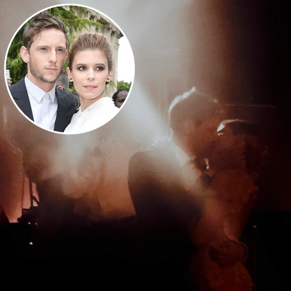 Những cặp “sao” nên duyên năm 2017 - 5
Cặp sao phim Bộ tứ siêu đẳng Kate Mara và Jamie Bell hẹn hò từ năm 2015 và kết hôn hồi tháng 7 vừa qua trong một hôn lễ đẹp như mộng tại Los Angeles. Jamie Bell nói, anh không gặp khó khăn để làm quen với cuộc sống sau đám cưới vì từ khi yêu nhau, anh đã cảm thấy Kate như người vợ đích thực của mình.
