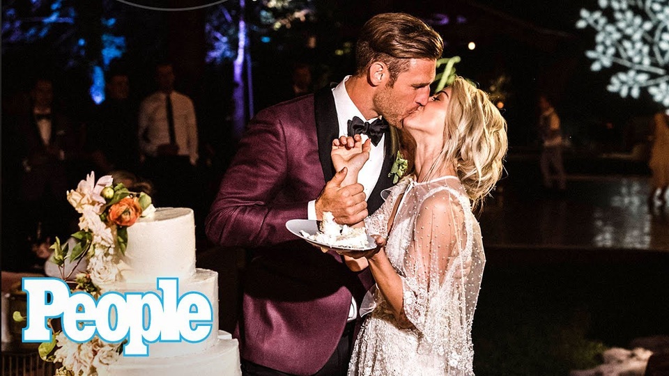 Những cặp “sao” nên duyên năm 2017 - 6
Vũ công kiêm diễn viên nóng bỏng Julianne Hough kết hôn với vận động viên khúc côn cầu Brooks Laich trong một hôn lễ hoàn hảo tại Lake Coeur d’Alene, Idaho hôm 8/7 vừa qua với sự tham dự của hơn 200 khách mời. Đám cưới trang trí bằng hàng nghìn bông hoa tươi, cô dâu diện váy siêu đắt của Marchesa và đeo nhẫn cưới Lorraine Schwartz