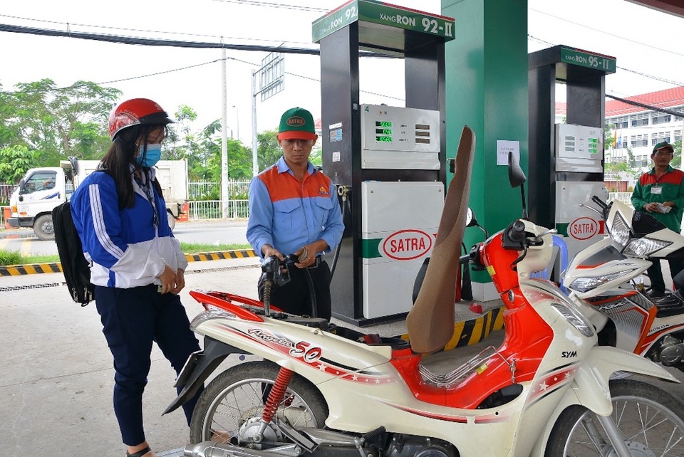 Bán đại trà xăng E5: Nửa năm mới bán hết 1 bồn - 1