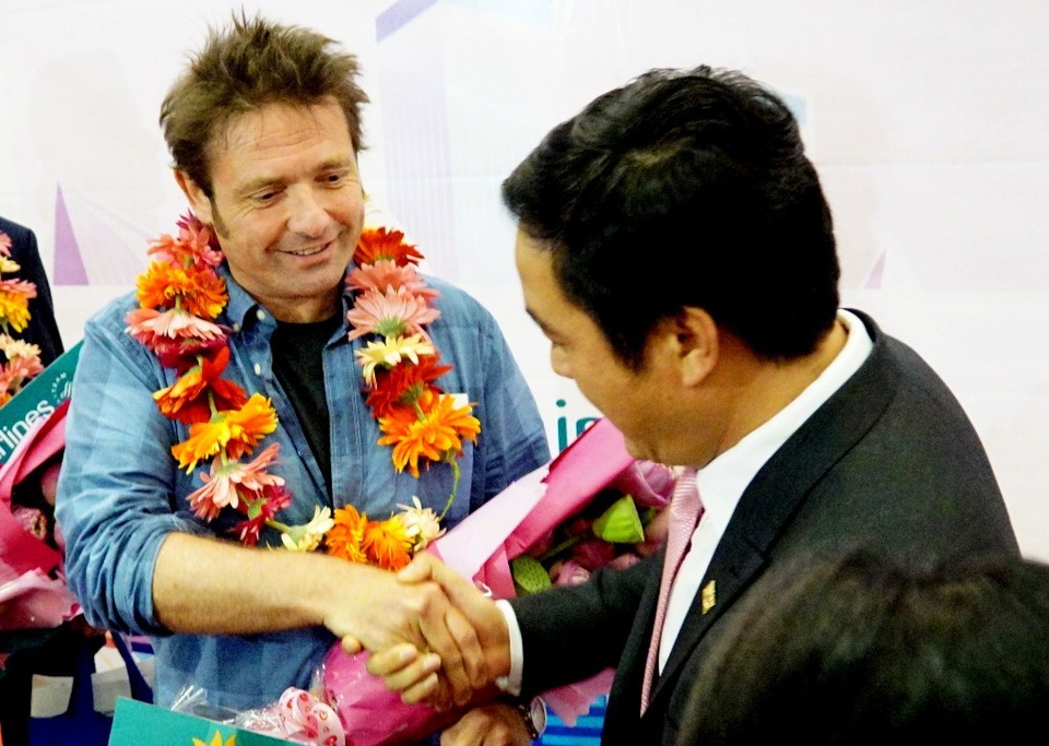 TP. Hồ Chí Minh đón vị khách thứ 6 triệu - 1 Ông Mitchener David William, vị khách thứ 6.000.000 đang bắt tay với giám đốc Sở Du lịch TPHCM