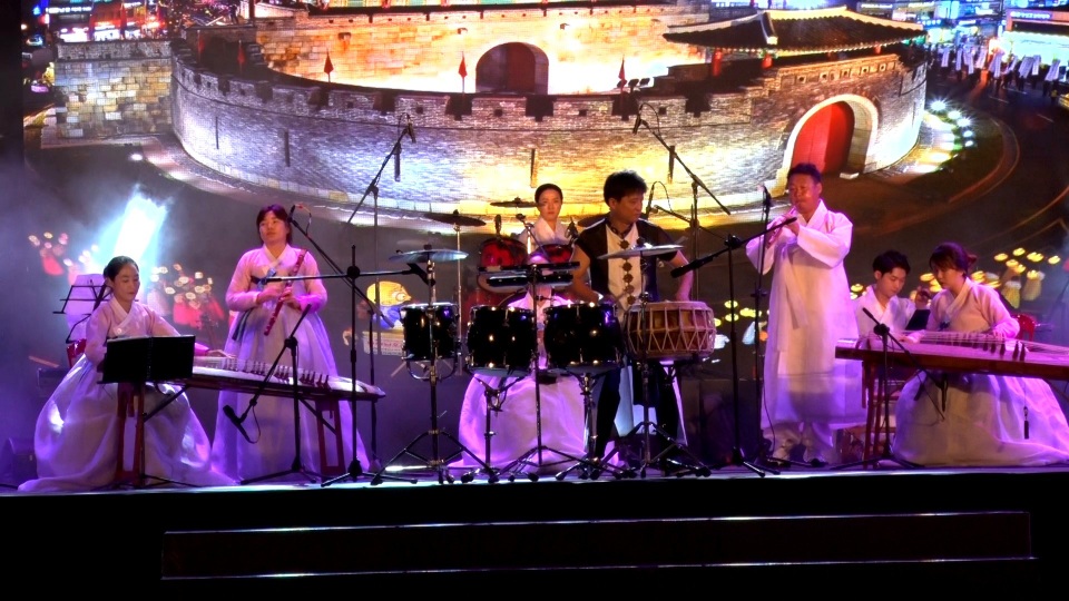 Các nghệ sĩ Hàn Quốc biểu diễn trong đêm khai mạc