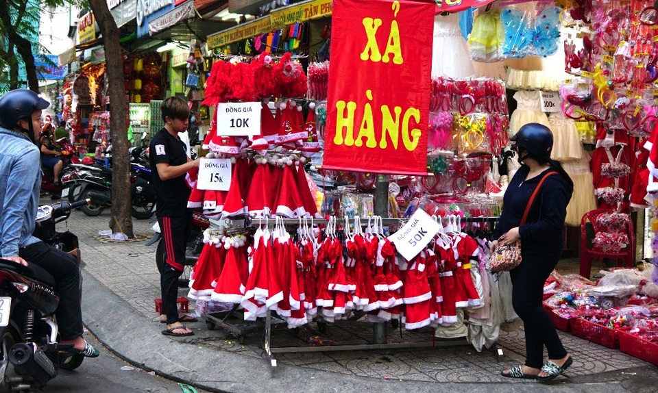 Những mặt hàng còn tồn lại bắt đầu xả hàng, có những mặt hàng giảm một nửa. Thậm chí, một số trang phục giáng sinh cho bé giá chỉ còn 1/3
