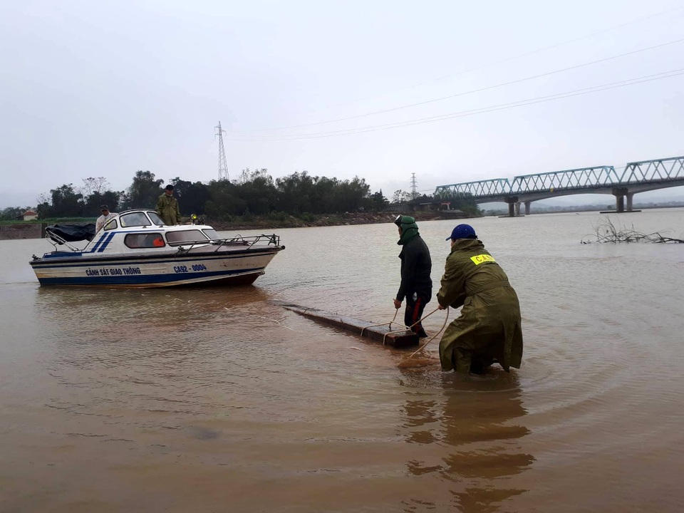 Truy đuổi lâm tặc chở gỗ lậu trên sông trong đêm mưa lớn - 1 Trục vớt gỗ lậu dưới sông Thu Bồn