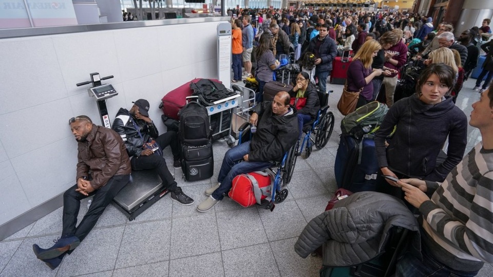 Mỹ: Sân bay bận rộn nhất thế giới hủy gần 1.000 chuyến bay vì mất điện - 2 Hành khách mắc kẹt la liệt ở sân bay. (Ảnh: EPA)