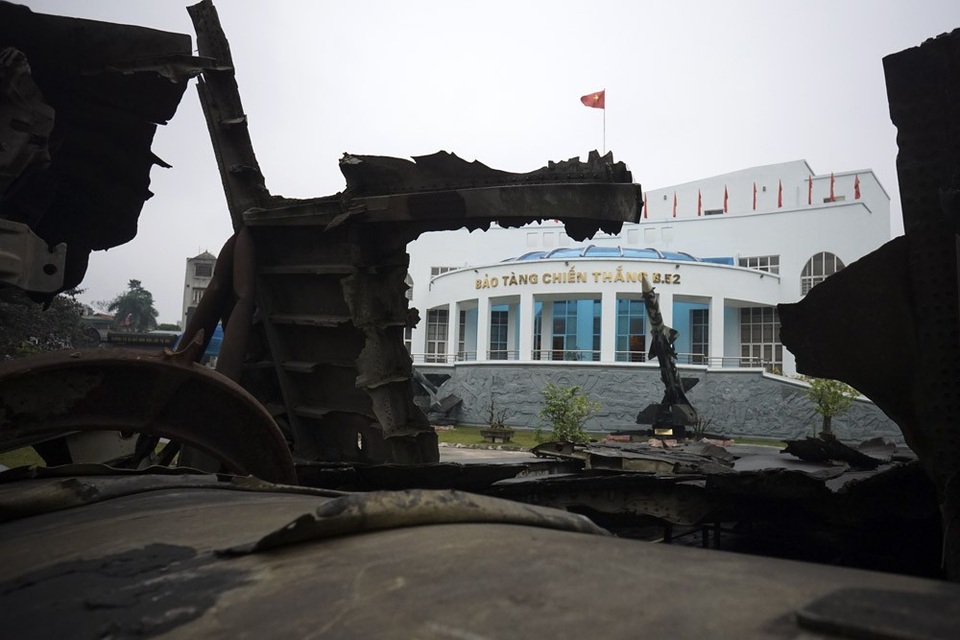 Những vũ khí đã bắn hạ B52 trong trận "Điện Biên Phủ trên không" - 1
Các hiện vật tại bảo tàng được trưng bày trong không gian rộng lớn, đáng chú ý có xác chiếc máy bay ném bom khổng lồ B52 của quân đội Mỹ bị quân dân ta bắn hạ trên bầu trời Hà Nội trong cuộc tập kích đường không chiến lược của Mỹ vào miền Bắc tháng 12/1972.