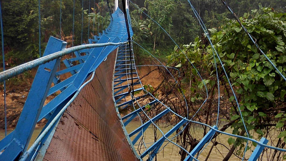 Đứt mố neo cầu treo, một học sinh lớp 4 mất tích - 2
Cả cây cầu lật nghiêng, một học sinh rơi xuống sông.