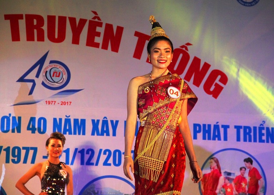 Sinh viên ĐH Quy Nhơn tỏa sáng trong cuộc thi tìm kiếm "trai tài gái sắc" - 5
Một thí sinh là lưu học sinh Lào đem đến cuộc thi trang phục áo dài truyền thống của quê nhà