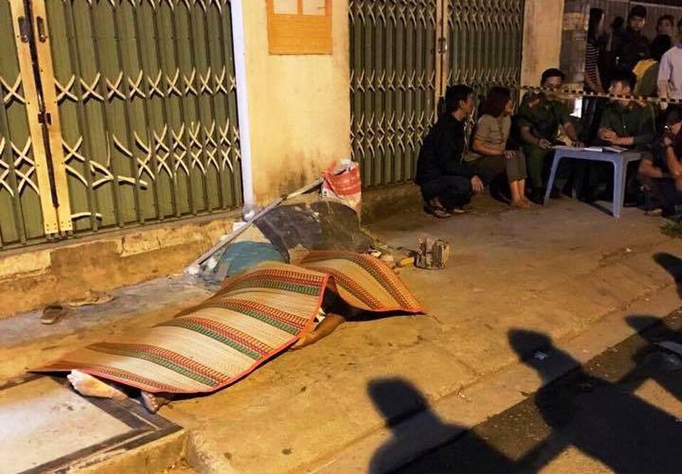 Người đàn ông gục chết ven đường giữa trời lạnh ở Sài Gòn - 1 Người đàn ông bất ngờ gục chết trên vỉa hè giữa trời lạnh ở TPHCM.