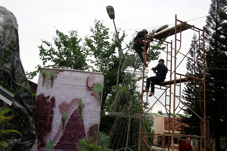 Cây thông bằng đèn sắp được hoàn thành