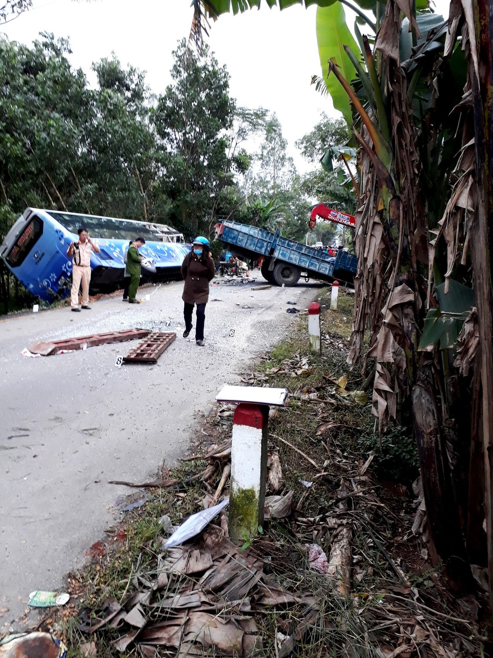 Xe khách húc đuôi xe tải cẩu, 2 người tử vong tại chỗ - 1 Hiện trường vụ tai nạn