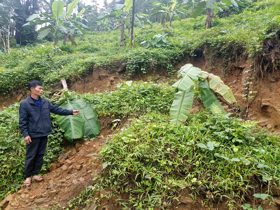Dân bất an vì nguy cơ “núi đè” sau mưa lũ - 1 Quả đồi Dương Lách (ở thôn 5 xã Tiên Hiệp) sau nhà ông Quang đang bị trụt đất, sạt lở