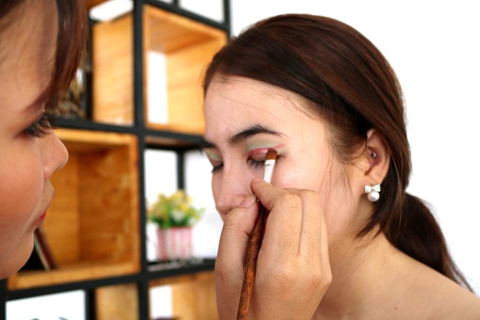 Bất ngờ với bộ tóc “nhấp nháy” đón Giáng sinh - 2 Tông màu chính của mắt là xanh và đỏ