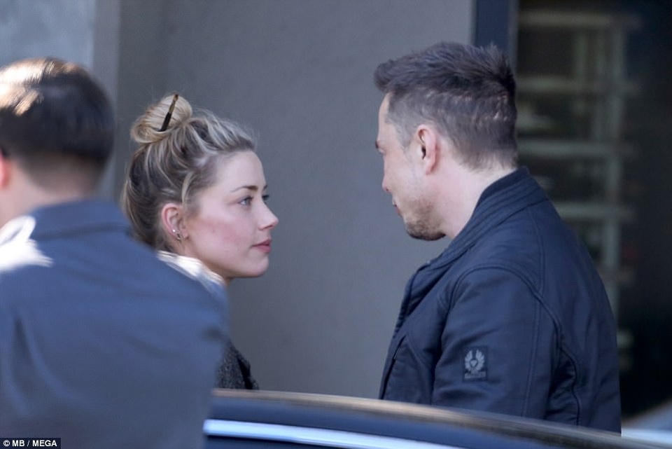 
Amber Heard và Elon Musk trao nhau ánh nhìn ngọt ngào khi rời nhà hàng tại Los Angeles ngày 23/12 vừa qua
