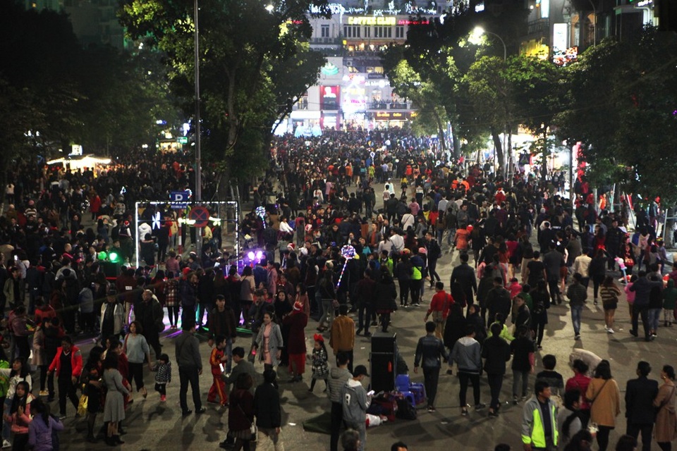 Biển người ở phố đi bộ hồ Gươm đón Giáng sinh - 1
20h, phố đi bộ quanh hồ Gươm đã đông nghịt người đi chơi trong buổi tối Giáng sinh.