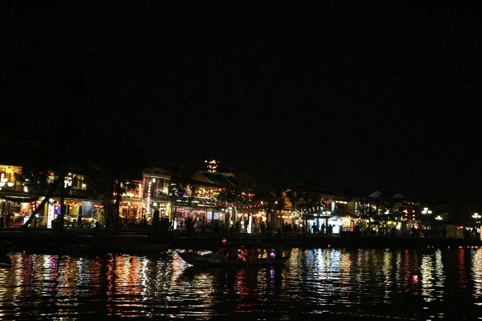 Dịp Tết dương lịch năm nay, phố cổ Hội An mang đến cho du khách một không khí lãng mạn, cổ kính với việc tái hiện Đêm phố cổ Hội An đầu thế kỷ XX