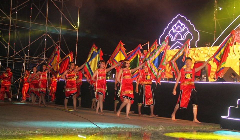 Người dân nô nức xuống phố đón năm mới 2018 - 8