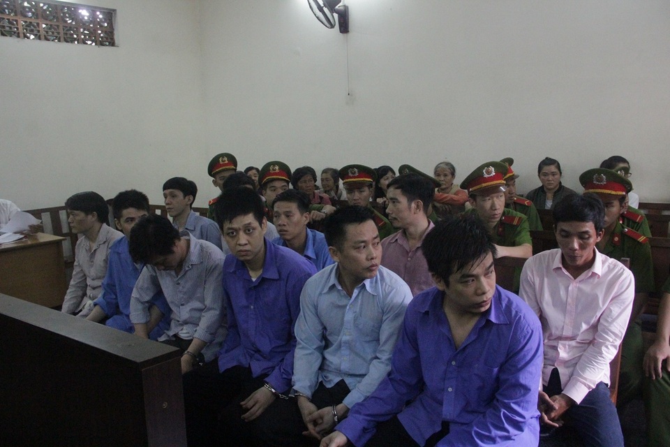 Đề nghị xử “đại bàng” phòng giam đánh chết bạn tù tội giết người - 1 Các bị cáo tại phiên tòa sơ thẩm.