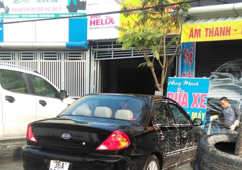 Sáng 30 Tết: Những nghề “bội thu” - 1 Tiệm rửa xe luôn chật kín