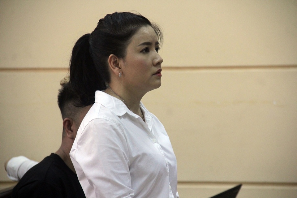 Nghệ sĩ Ngọc Trinh khóc nức nở tại tòa - 1 Nghệ sĩ Ngọc Trinh tại phiên tòa
