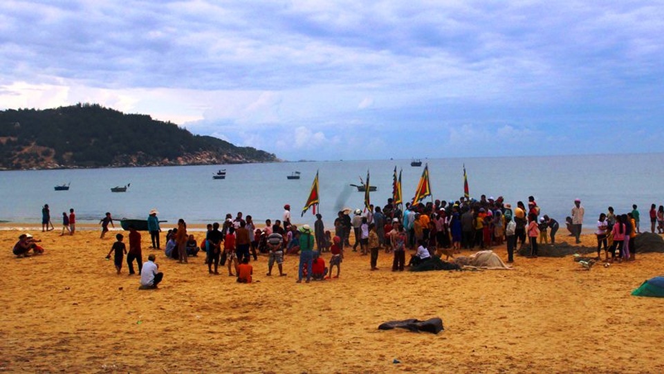 Nửa đêm triệu tập dân làng đưa “Ông Nam Hải” về biển - 2 Nửa đêm huy động dân làng đưa cá ông trở lại biển nhưng cá ông tiếp tục dạt bờ do kiệt sức vì bị thương nặng