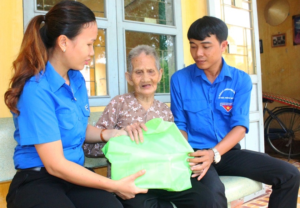 Tuổi trẻ Bình Định, Huế với truyền thống “Uống nước nhớ nguồn” - 3 ĐVTN Đoàn Khối các cơ quan tỉnh tặng quà cho đối tượng chính sách tại Trung tâm Chăm sóc Người có công tỉnh Bình Định