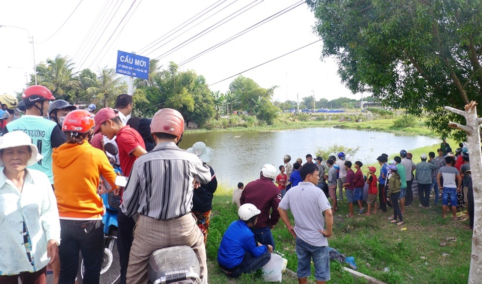 Đến gần 10 sáng cùng ngày, thi thể nạn nhân vẫn chưa được vớt lên bờ