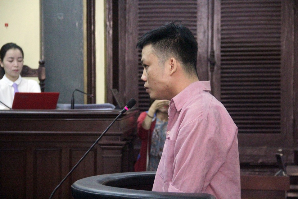 Nguyên cảnh sát điều tra gọi giang hồ “xử” chủ nợ - 1 Bị cáo Tuấn Anh từng làm điều tra viên Công an quận 8.