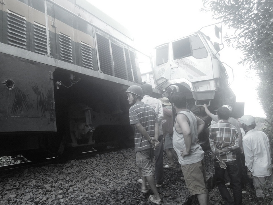 Tàu hỏa đẩy xe ben trượt dài trăm mét, đường sắt Bắc - Nam tê liệt - 1 Hiện trường vụ tai nạn
