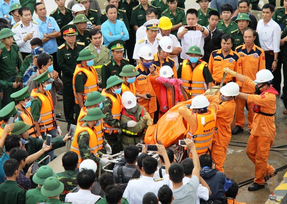Tập thể chiến sĩ biên phòng quên mình cứu 43 người trong bão - 3
Tron bão số 12, các cán bộ, chiến sĩ BĐBP tỉnh Bình Định không chỉ dũng cảm xông pha vào vùng bão cứu người mà còn nỗ lực trong công tác tìm kiếm cứu nạn các nạn nhân mất tích trên biển Quy Nhơn.