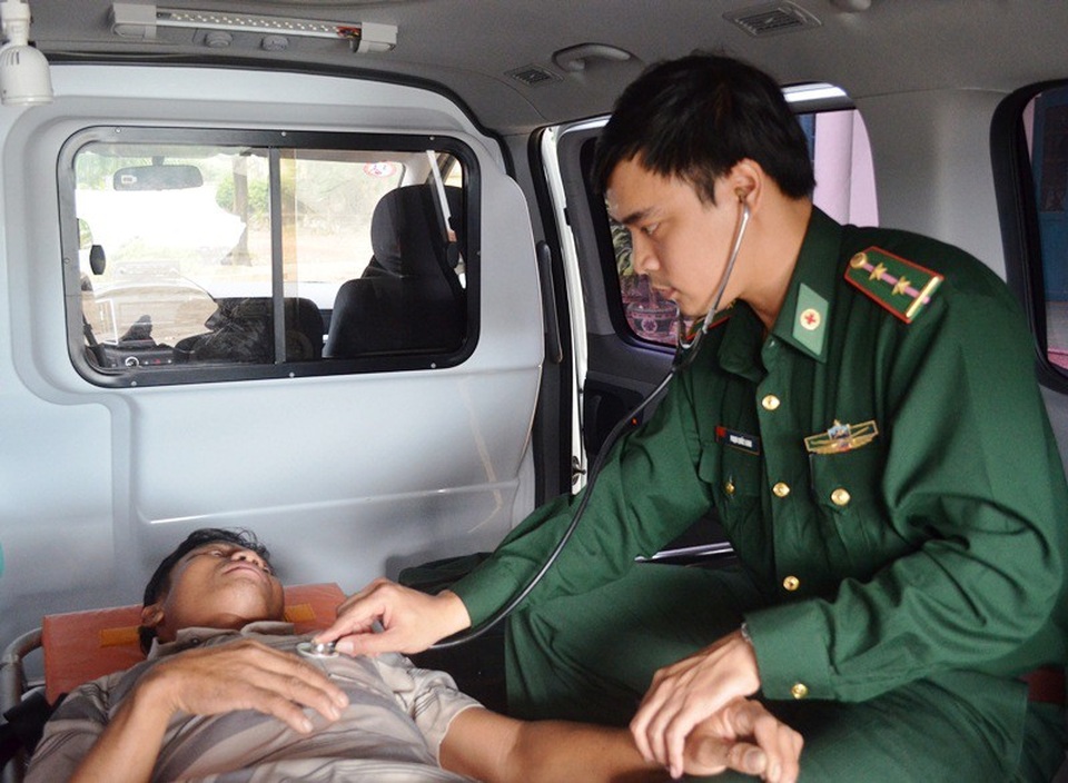 Đưa 2 thuyền viên bị thương ngoài biển vào đất liền cấp cứu - 2
Bác sĩ Quân y Bộ đội Biên phòng tỉnh Bình Định khám cho thuyền viên bị nạn