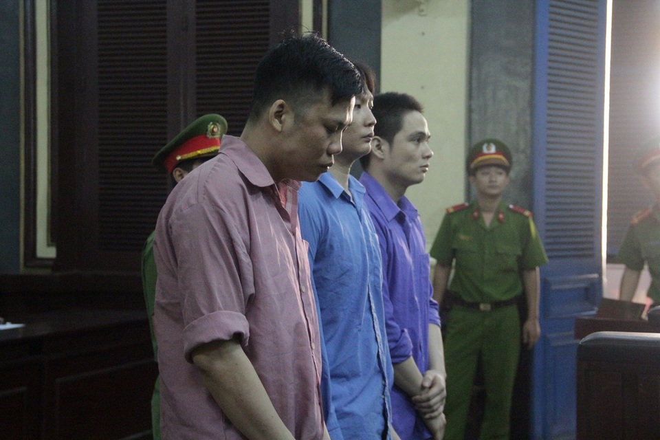 Nguyên điều tra viên giết người lãnh án chung thân - 1 Các bị cáo nghe tòa tuyên án.