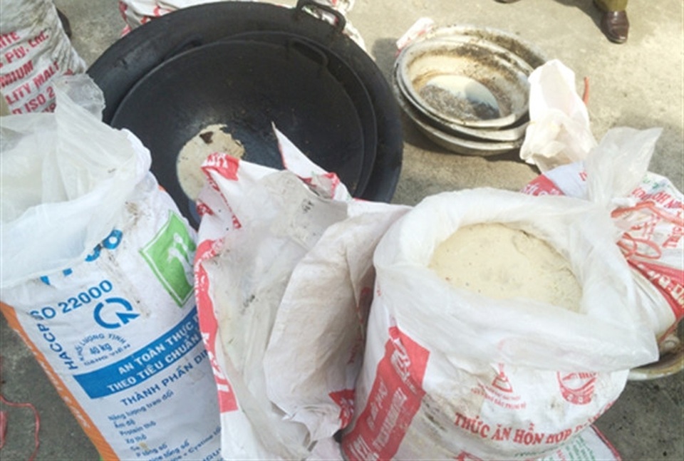 Gần 350 cơ sở vi phạm vệ sinh an toàn thực phẩm - 1 Một cơ sở chế biến mỡ bẩn tại huyện Quảng Xương bị bắt giữ