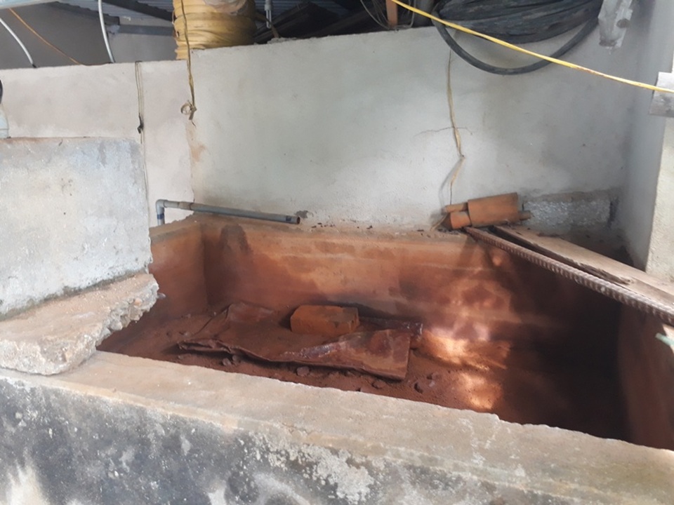 Nguồn nước giếng khoan bị ô nhiễm nghiêm trọng, để có nước sinh hoạt, người dân phải xây dựng bể lắng