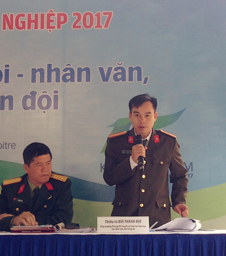 Bị cận thị có được sơ tuyển vào ngành công an? - 1
Thiếu tá Bùi Thành Đạt – Phó trưởng Phòng Kế hoạch và hợp tác đào tạo, Cục Đào tạo, Bộ Công An cho hay, bị cận thị vẫn có thể đăng ký vào trường công an.