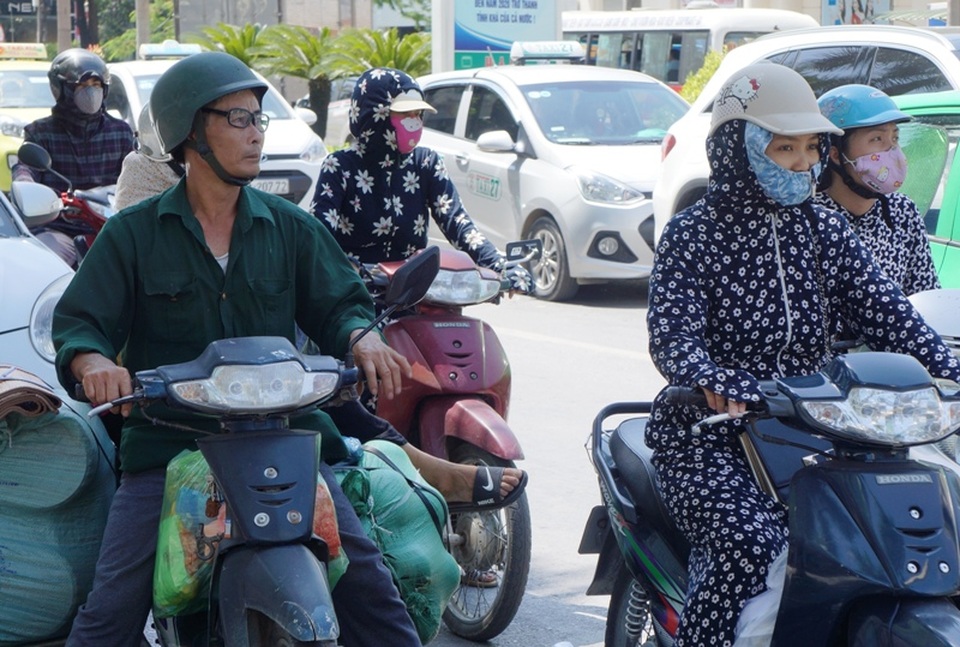 Những người lao động mưu sinh dưới “chảo lửa” miền Trung - 1 Cái nắng chói chang những ngày đầu hè khiến người đi đường phải bịt kín như ninja