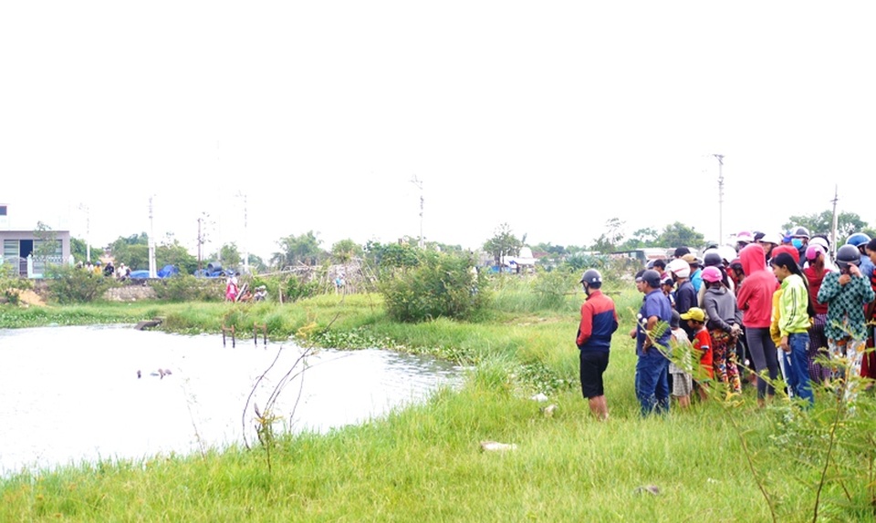 Thi thể một nam giới chưa xác định rõ danh tính chết bất thường dưới ao ven QL 19 được người dân phát hiện