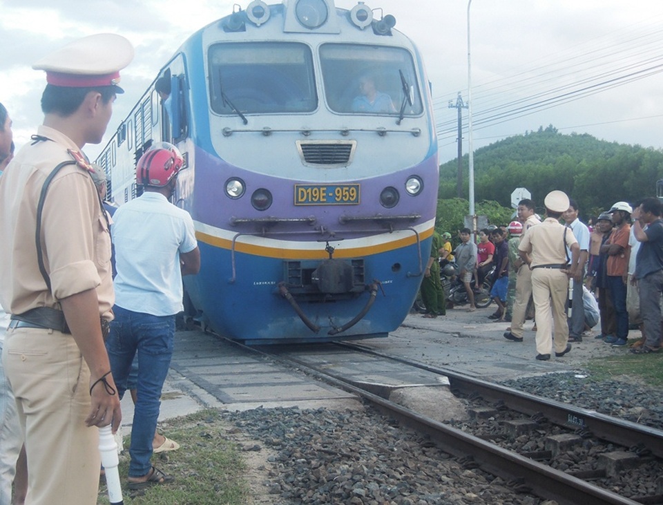 Tàu hỏa đẩy xe ben trượt dài trăm mét, đường sắt Bắc - Nam tê liệt - 3 Lực lượng chức năng tiếp nhận hiện trường, tìm cách cứu hộ