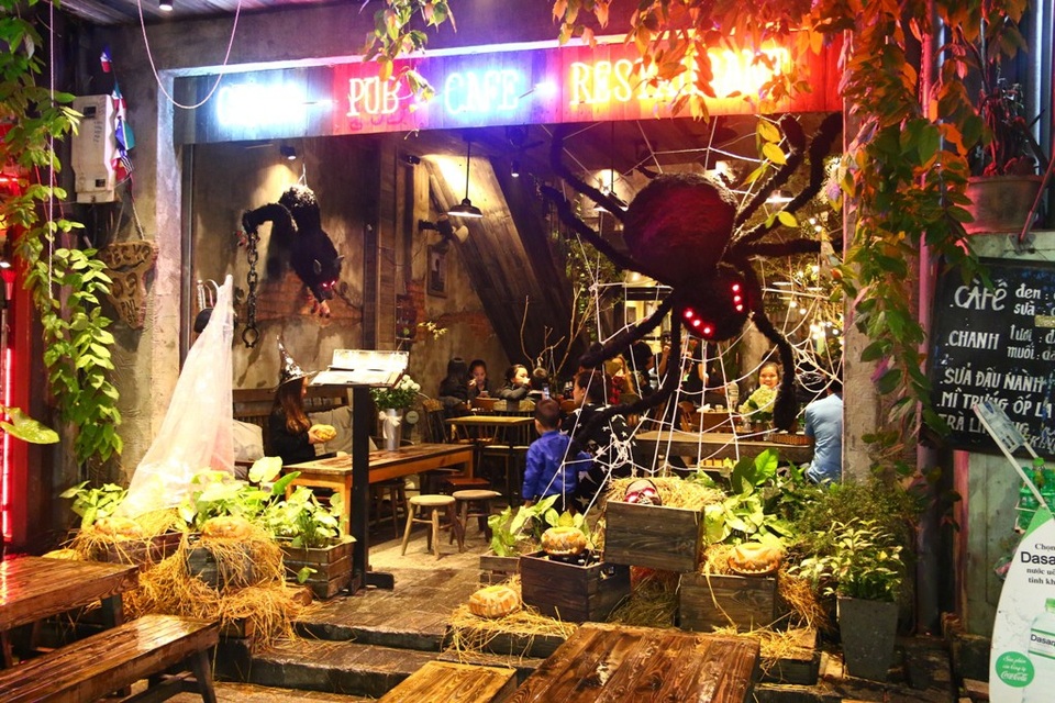 Phố Tây Huế tưng bừng chào đón lễ hội ma quỷ Halloween - 1
Con nhện khổng lồ được trang trí ngay trước của ra vào một quán bar
