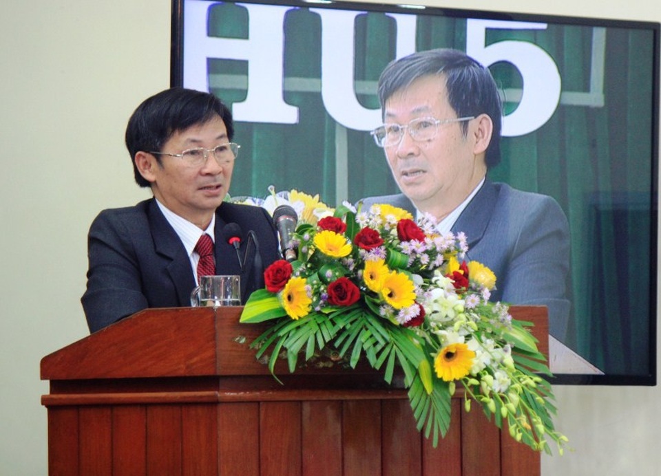 Ông Đặng Trung Thành, Giám đốc Sở TN&MT Bình Định báo cáo và trả lời chất vấn về việc khai thác cát trên địa bàn tỉnh.