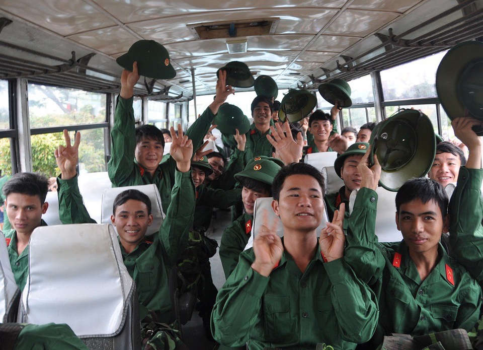 Đề nghị truy tố 2 thanh niên trốn nghĩa vụ quân sự - 1 Trong khi hầu hết thanh niên hăng hái lên đường nhập ngũ thì số ít những thanh niên vẫn chống lệnh đi khám nghĩa vụ quân sự (ảnh minh họa).